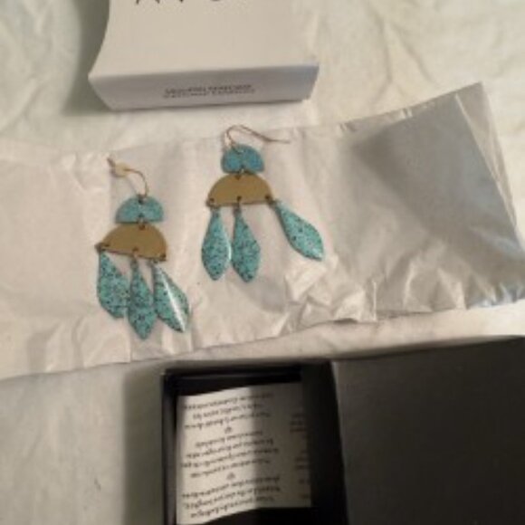 Bracelet, Necklace, & Earrings AVON NEW (3 items) - Picture 5 of 8